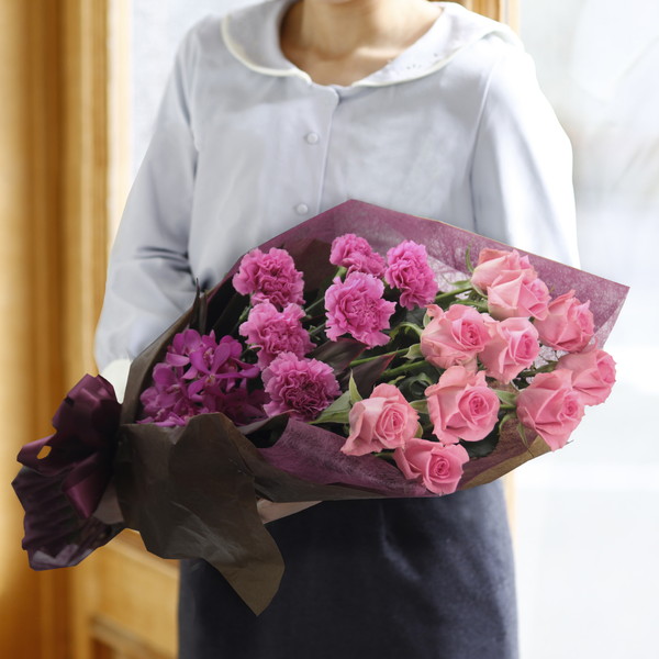 ローゼというピンクバラとカーネーションの花束です。金額は税抜一万円です。