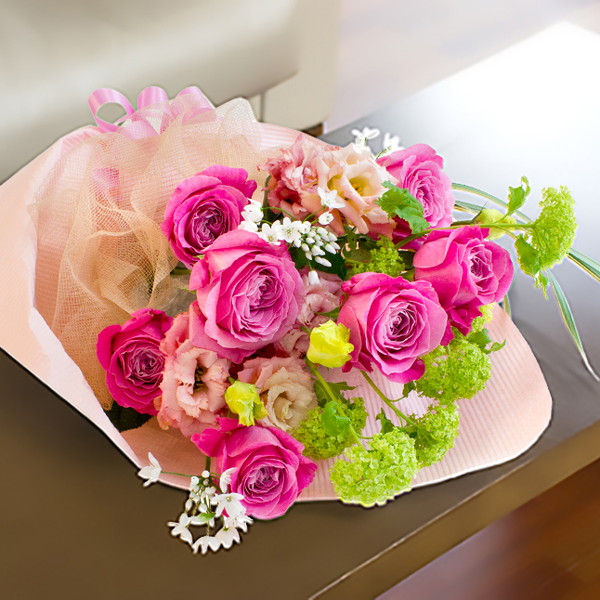 ローザパンテーラというピンクバラの花束です。金額は税抜一万円です。