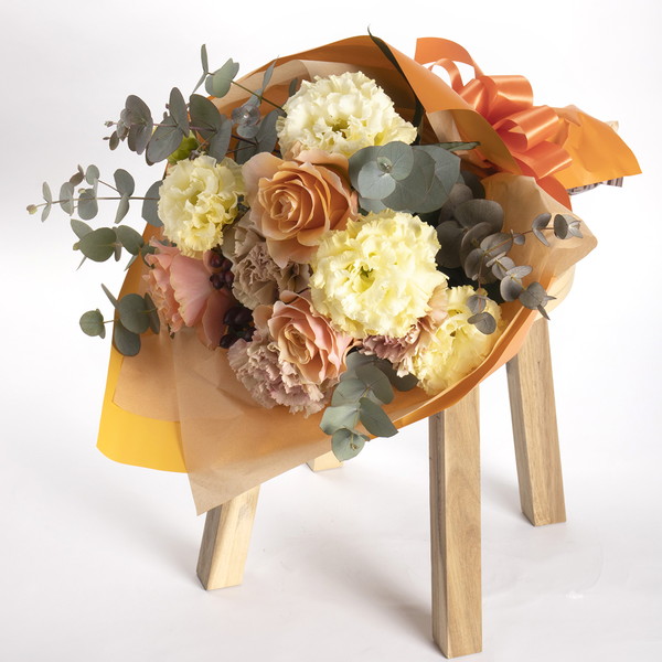 モリエールというオレンジ系の花束です。金額は税抜六千円です。