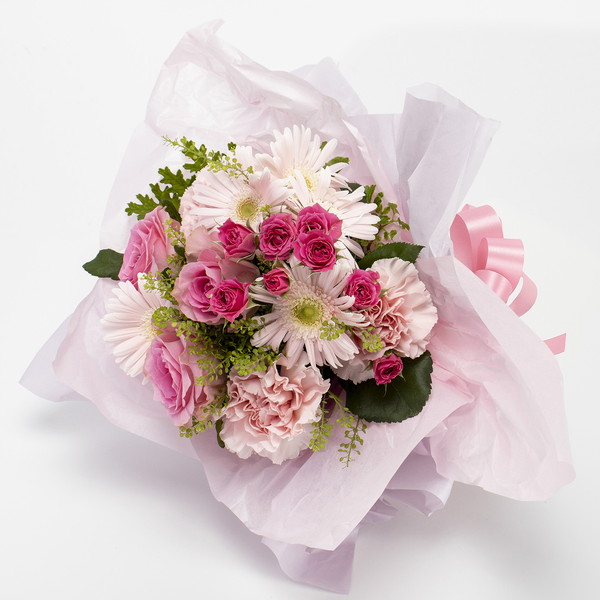 カリーナというピンク系の花束です。金額は税抜五千円です。