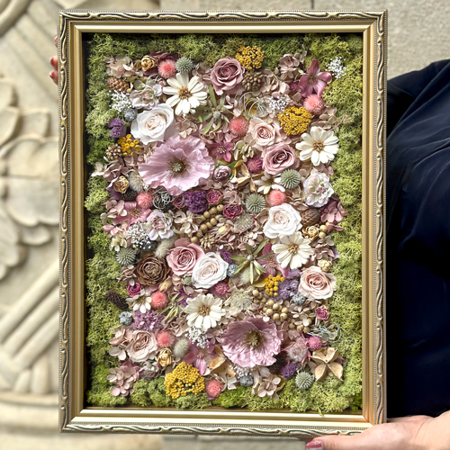 Wリースというプリザーブドアレンジです。金額は税抜30万円です。